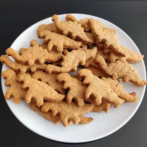 Galletas de dinosaurio saludables hechas con harina integral y avena.