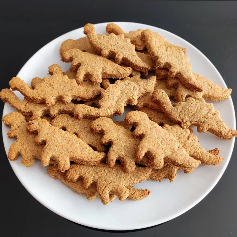 Galletas de dinosaurio saludables hechas con harina integral y avena.