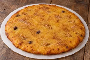 Coca de carabassa escudellà valenciana sobre neula, con nueces y pasas