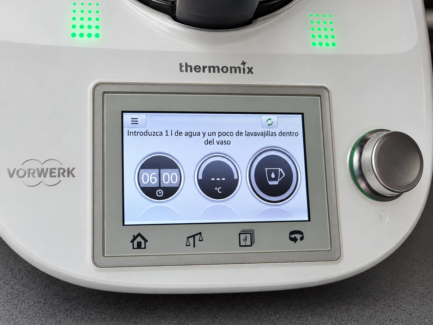 Pantalla de una Thermomix TM5 en el modo Prelavado que indica añadir agua y un poco de lavavajillas